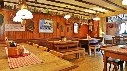 Restoran või mõni muu söögikoht majutusasutuses Zur grossen Tanne