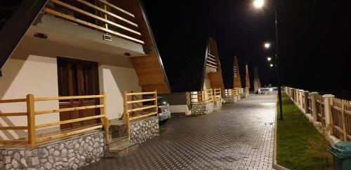 un pasillo de un edificio con una calle por la noche en Bujtinat e lugines Valbone, en Valbonë