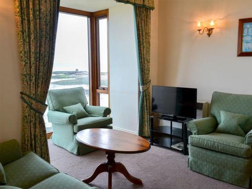 A seating area at Puffin Crag 