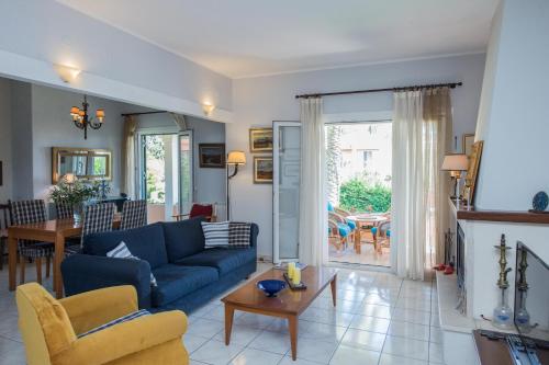 カシオピにあるVilla Giovannaの青いソファとテーブルのあるリビングルーム