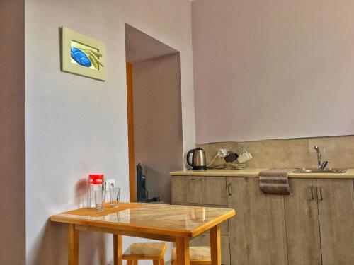 una cucina con un tavolo di legno e un lavello di Vercxli 24 a Tbilisi City