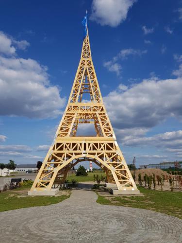 a large wooden replica of the eiffel tower at Rezidencija Grįžulo ratai in Sasnava