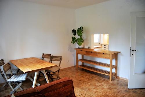 sala de estar con mesa de madera, mesa y sillas en Ferienwohnung Modlisch, en Schwarzenau