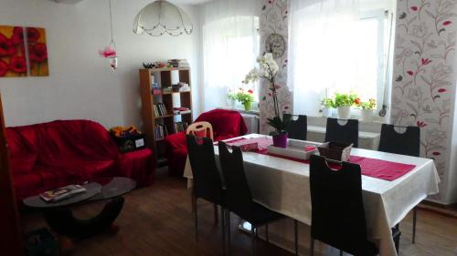 sala de estar con mesa y sofá en FerienHaus Elim en Morbach