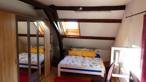 1 dormitorio con 2 literas y ventana en FerienHaus Elim en Morbach