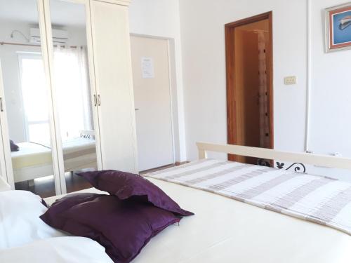 Ένα ή περισσότερα κρεβάτια σε δωμάτιο στο Apartmani Kljunak
