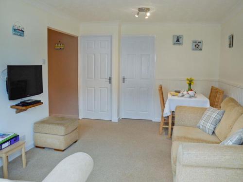 A bed or beds in a room at Sand Martin 