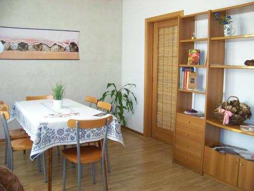 a dining room with a table and a book shelf at Residenza Capri in Vicenza