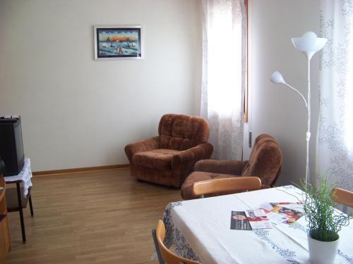a living room with two chairs and a table at Residenza Capri in Vicenza