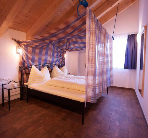 ein Schlafzimmer mit einem Bett mit Moskitonetz in der Unterkunft Dolce Vita in Serfaus