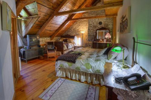 a bedroom with a bed and a wooden ceiling at Auberge Baker in Chateau Richer