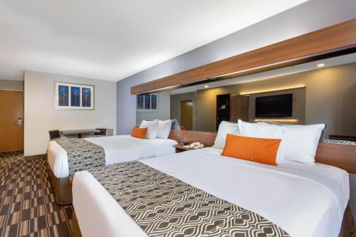 En eller flere senge i et værelse på Microtel Inn & Suites by Wyndham Philadelphia Airport