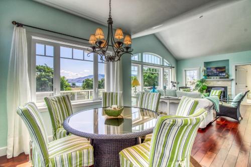 MansonにあるAloha At Lake Chelanのダイニングルーム(テーブル、椅子付)、キッチン