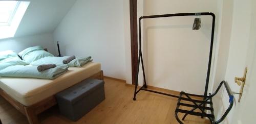 Кровать или кровати в номере Atelier Apartment with Traunsee Lake view