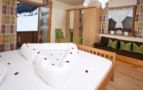 una sala de estar con un sofá blanco en una habitación en Landhaus Gudrun, en Tux