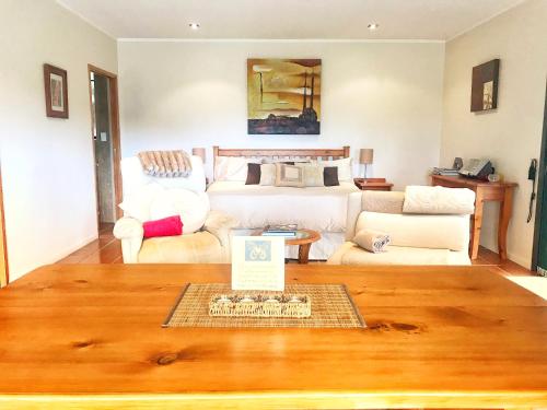 Zona de estar de Coastal Chalet Suites Whangaroa