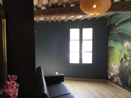 a living room with a couch and a window at appartement cosy à 10 mètres du port de Cassis in Cassis