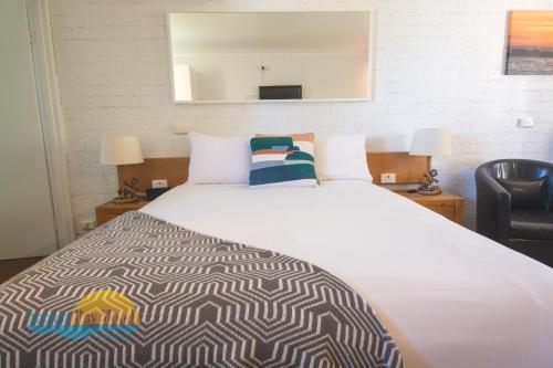 Ένα ή περισσότερα κρεβάτια σε δωμάτιο στο Anchor Bay Motel