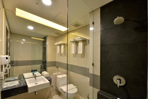 A bathroom at Hotel California Bandung