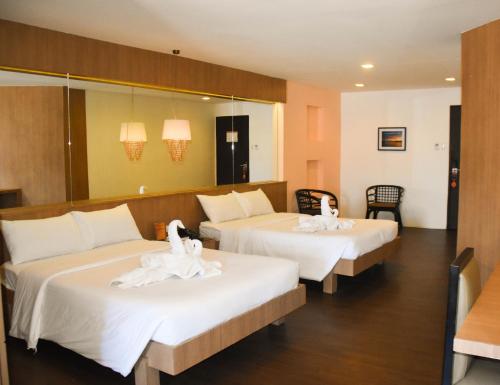 Tempat tidur dalam kamar di Tacloban Plaza Hotel