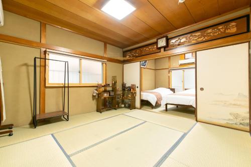 une chambre avec un lit et une porte coulissante dans l'établissement JPRESERVE Nakatonodacho, à Kyoto