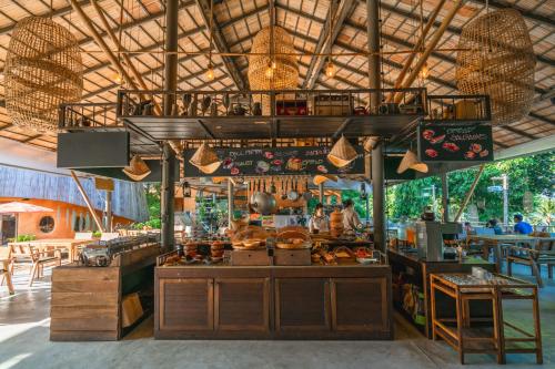 Um restaurante ou outro lugar para comer em The Mud - Eco Hotel