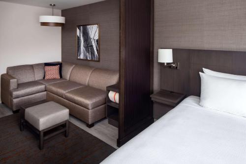 מיטה או מיטות בחדר ב-Hyatt Place Poughkeepsie - Hudson Valley