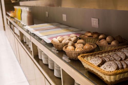 a shelf filled with baskets of bread and eggs at Dazzler by Wyndham Lima San Isidro in Lima