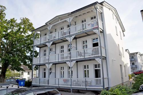 een wit gebouw met balkons erop bij Ferienwohnung mit Meerblick und Sauna in Göhren