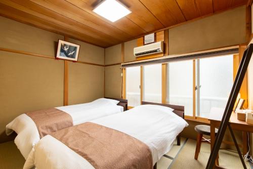 - 2 lits dans une chambre avec fenêtre dans l'établissement JPRESERVE Nakatonodacho, à Kyoto