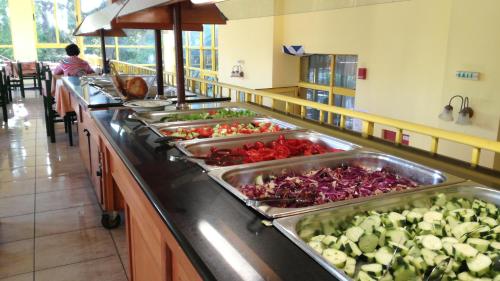 eine Küche mit einer Reihe von Waschbecken, gefüllt mit Gemüse in der Unterkunft Sunny Varshava Hotel in Goldstrand