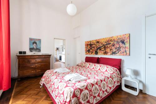 una camera da letto con un letto e un dipinto sul muro di Appartamento Boboli a Firenze