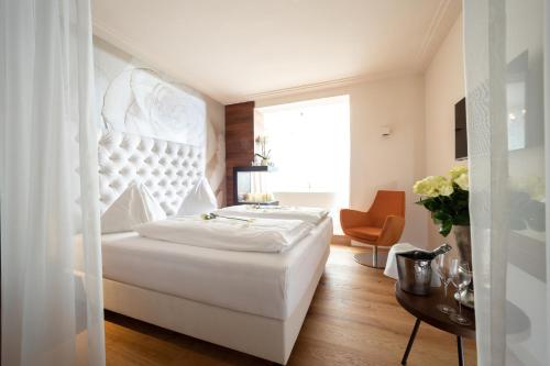 Ein Bett oder Betten in einem Zimmer der Unterkunft Hotel-Restaurant Allmer