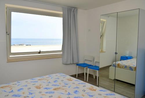 1 dormitorio con cama y vistas al océano en Casa Sara, en Acireale