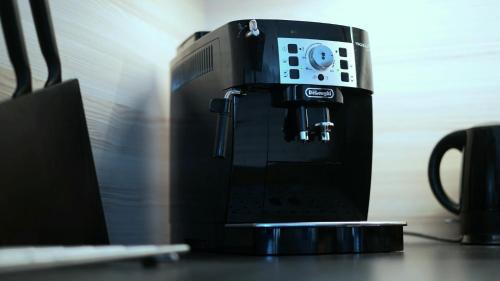 une machine à café assise au-dessus d'un comptoir dans l'établissement Apartament z tarasem na dachu B22, à Rowy