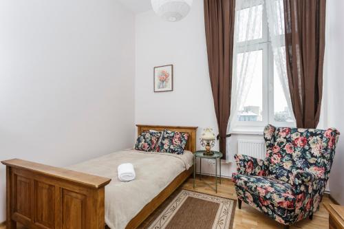 سرير أو أسرّة في غرفة في Apartamenty Kamienica Rzeszów