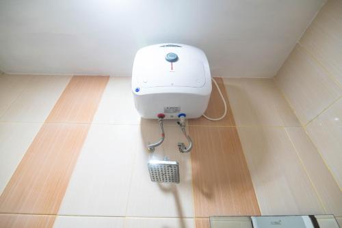 a sewing machine on the floor of a room at Sentosa Guest House in Pontianak