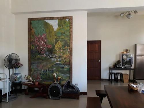 台東市にあるスター 101 ゲストハウスの大きな絵画が飾られたリビングルーム