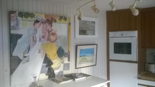 eine Küche mit einem Wandgemälde in der Unterkunft ART APPART KEMPER in Quimper