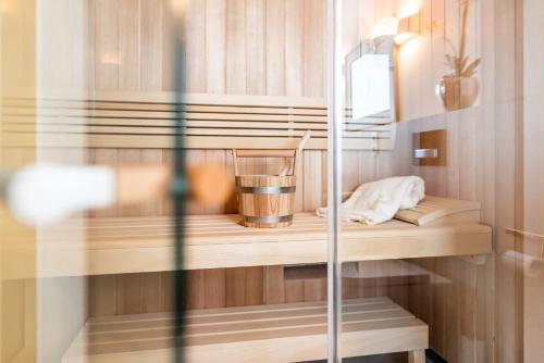 una stanza con scaffali in legno e un armadio di Intermar Hotel & Apartments a Glücksburg