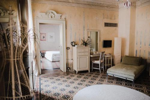 a bedroom with a bed and a desk in a room at Regina Teodolinda Suites in Laglio