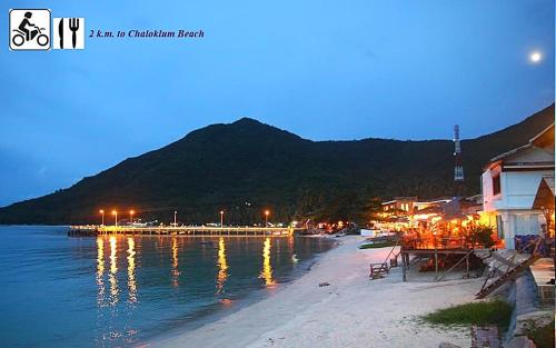 a view of a beach with a mountain in the background at Phangan Utopia Resort in Mae Haad