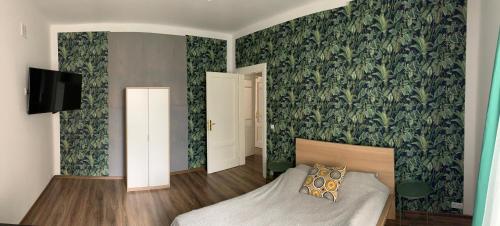 a bedroom with a bed and a green wall at Apartament Równa 12 in Kielce