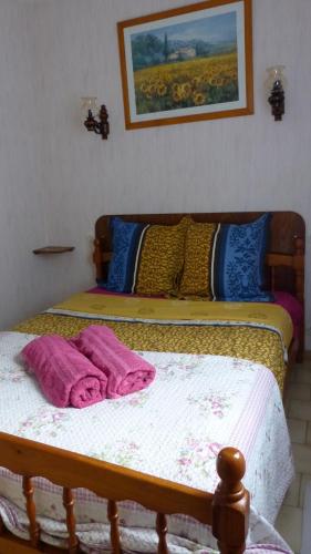 a bed with towels on it in a room at PIED A TERRE 4 in Amélie-les-Bains-Palalda