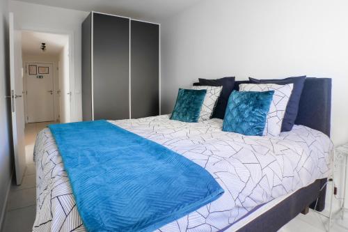 Ein Bett oder Betten in einem Zimmer der Unterkunft Lumina Suite Seaview & Garage