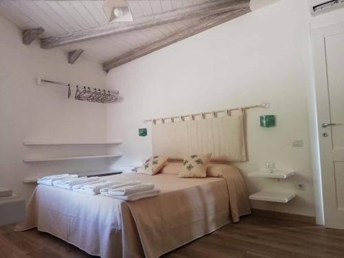 A bed or beds in a room at Agriturismo Dolceluna Le Capanne