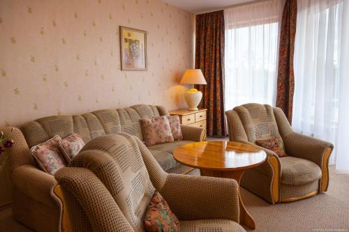 a living room with a couch and chairs and a table at To Tu in Mrągowo