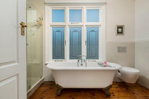 Bilik mandi di Millbury Guest House