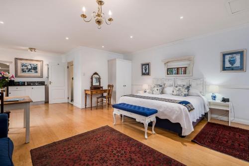 Katil atau katil-katil dalam bilik di Millbury Guest House