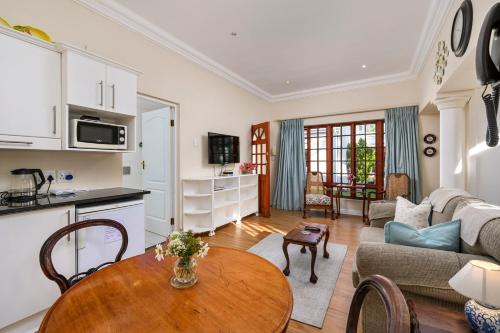 Dapur atau dapur kecil di Millbury Guest House
